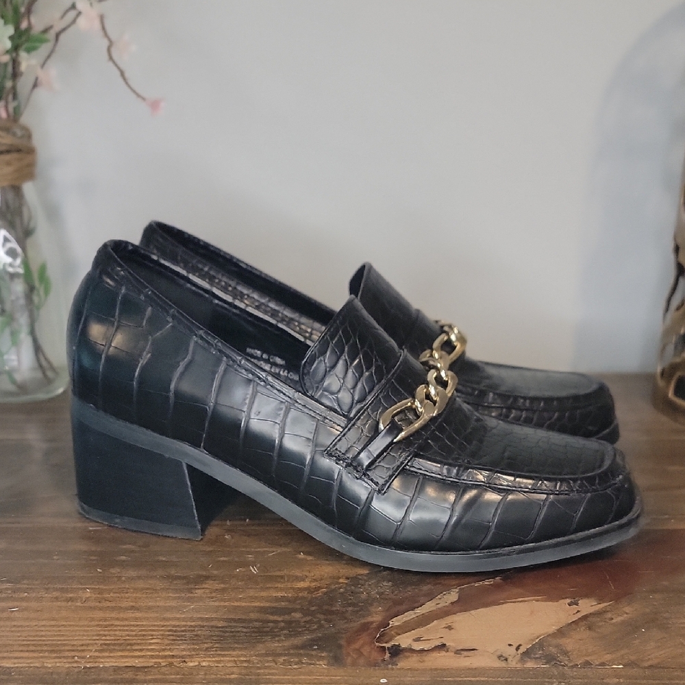 Urban Outfitters Black Loafers With Chain Accent, Size 8, EUC